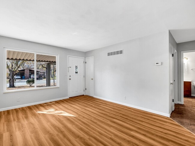 Photo - 106 Britanna Dr