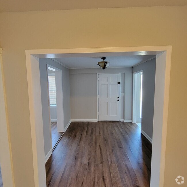 Building Photo - Roomy Cute Brick Ranch Rental