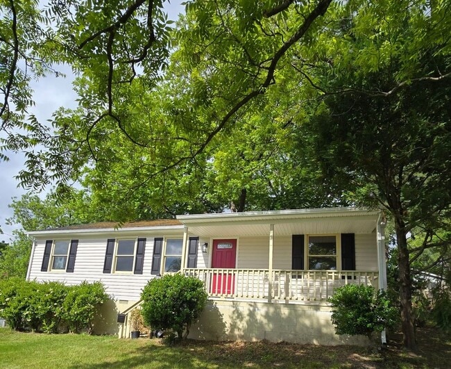 Building Photo - NEWLY REMODELED 3 bedroom house in Colonial Heights