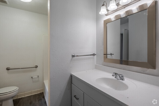 2BR, 1.5BA - 910SF - Bathroom