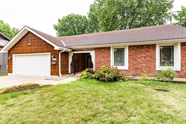 Building Photo - Beautiful 3 Bed Overland Park Ranch Home NEWLY REMODELED