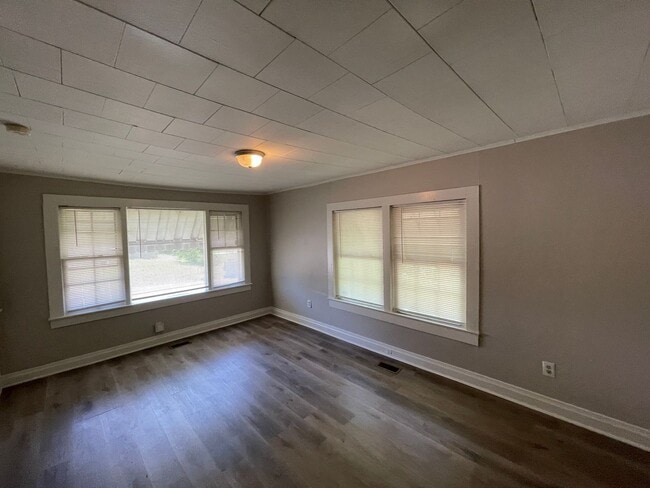 Photo - Freshly painted 2 bedroom 1 bath house- Pet Friendly!