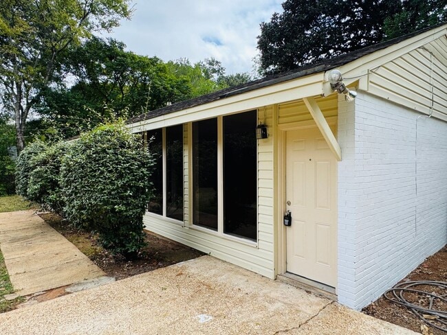 Photo - Spacious 3 Bedroom / 2 Bath Home – Designe...