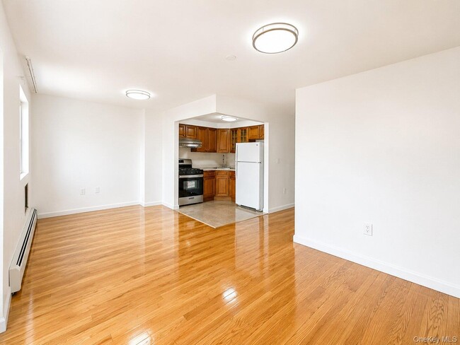 Building Photo - 42-03 College Point Blvd Unit 3F