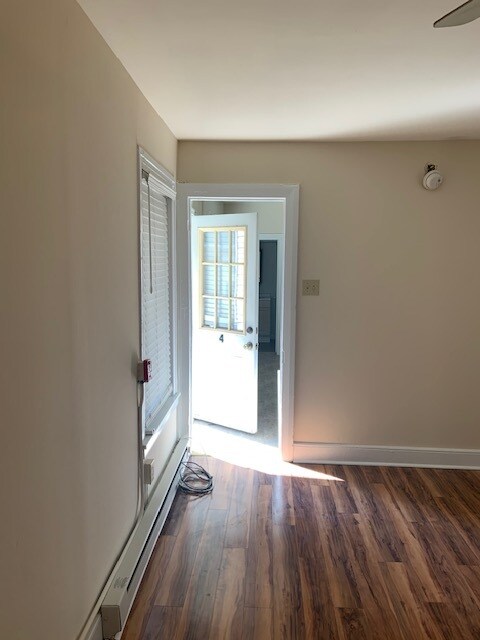 Bedroom/Living Space - 228 W Barnard St Unidad 4