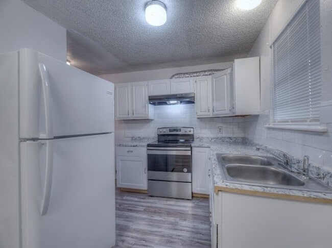 Building Photo - 2 Bedroom 1 Bath Duplex