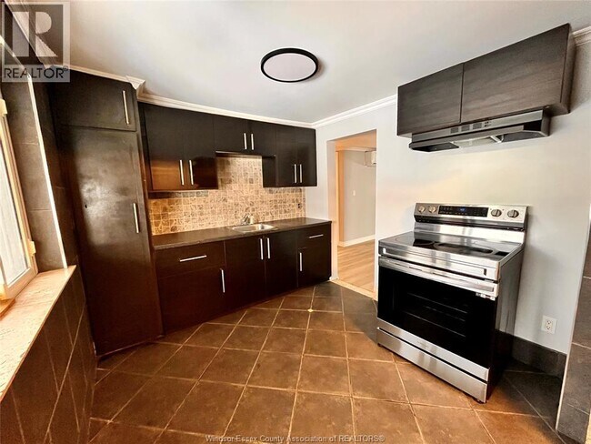 Photo - 1056 Erie St E