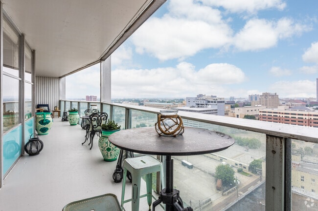 2BR, 2BA - 1,120 SF - Balcony