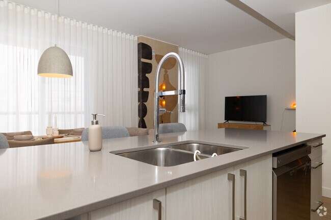 2BR, 2BA - 1155SF - Kitchen - Loggia Saint-Lambert