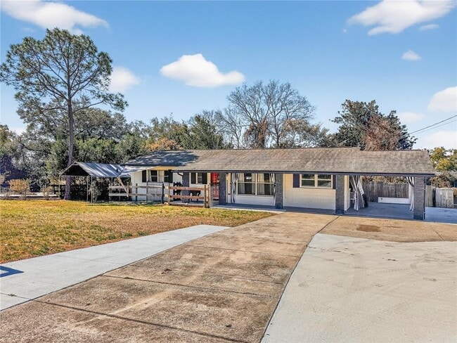 Building Photo - 2304 Country Club Rd