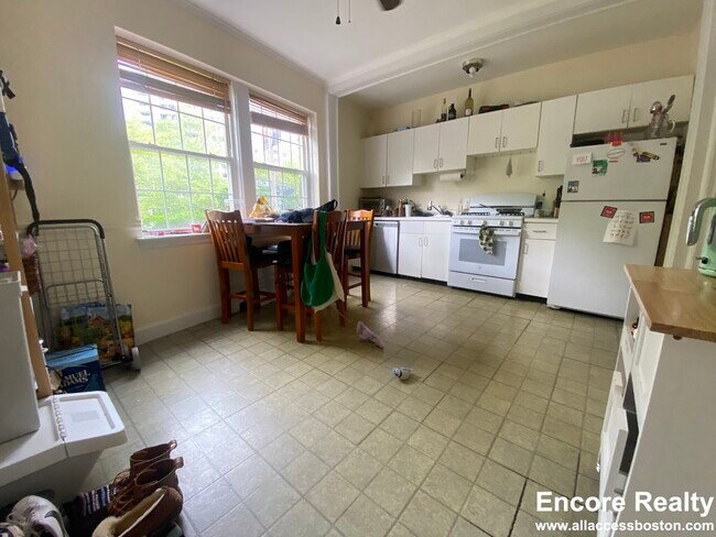 24 Fairbanks St Unidad 2