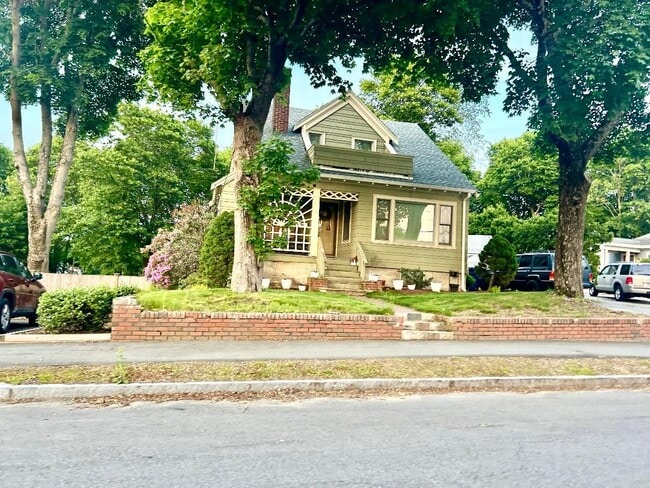 Building Photo - 142 Pleasant St Rental