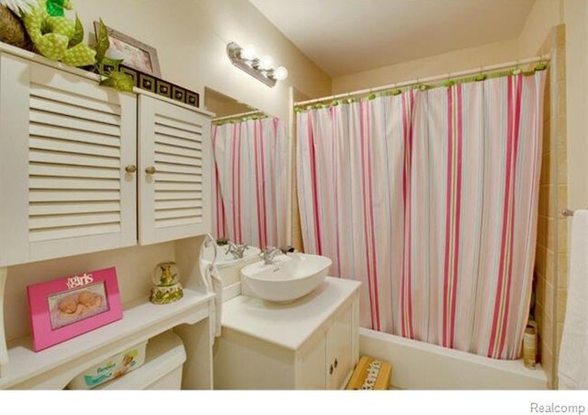 Photo - 650 W Lincoln St