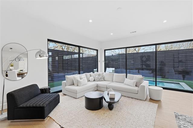 Photo - 3633 Thedford Ave