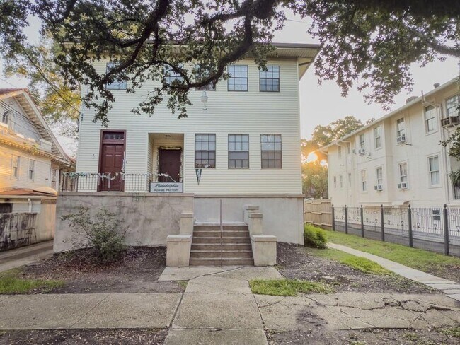 Building Photo - 2229 Napoleon Ave Unit B