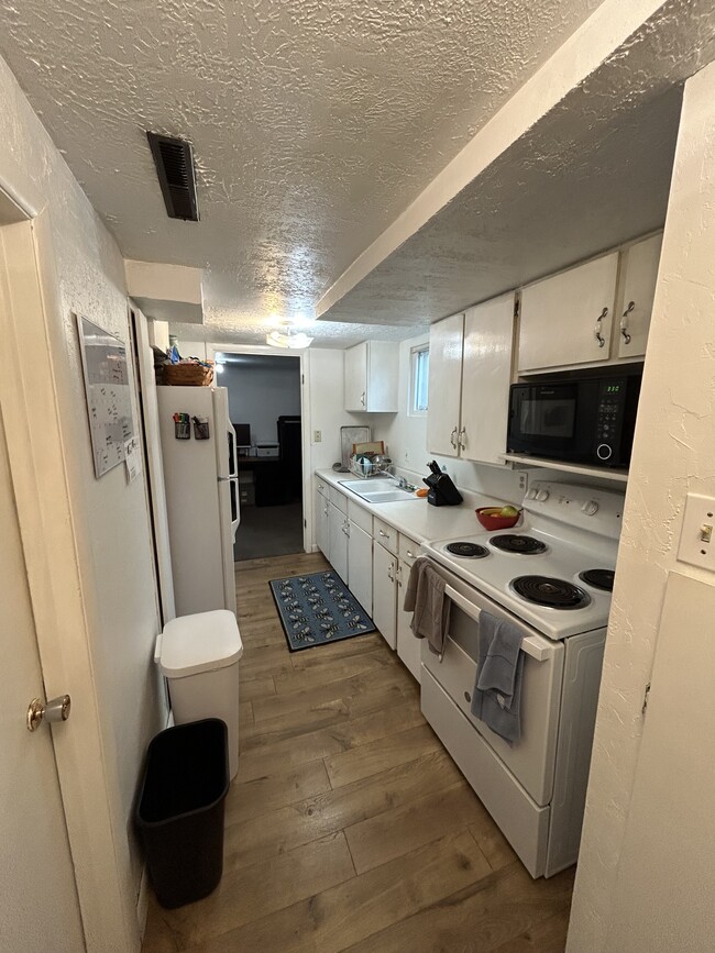 Building Photo - 1825 E Ramona Ave Unit Basement Apartment