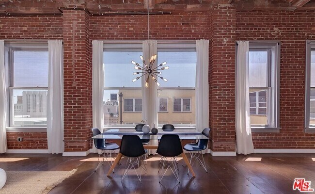Building Photo - 215 W 7th St Unit 1402 Rental