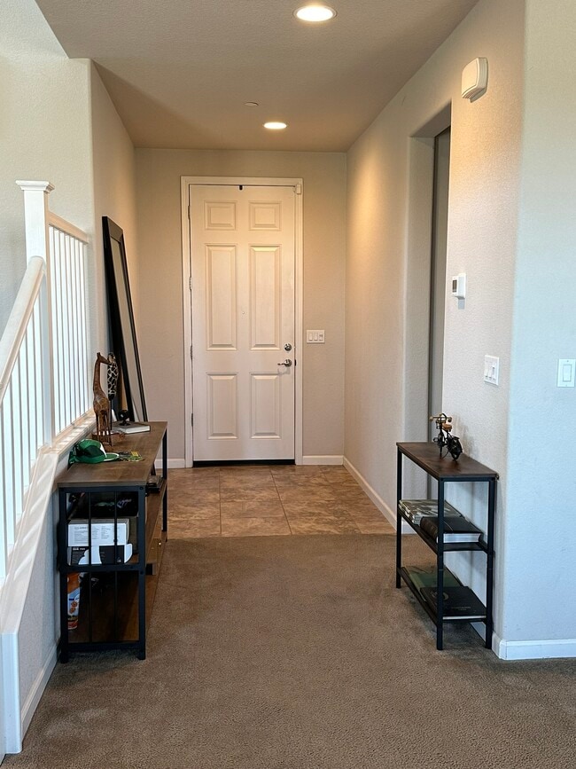 Foyer/Entrance - 814 Bogdanich Pky