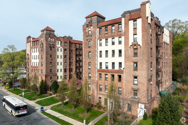 Hartsdale Gardens - Hartsdale Gardens Apartments