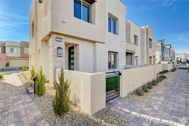 Building Photo - 600 Carriage Hill Dr Rental
