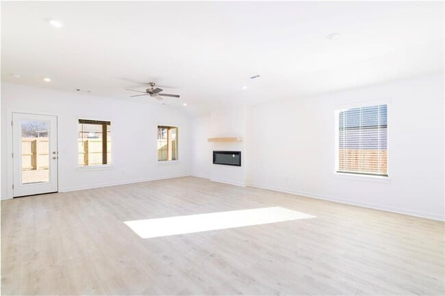 Photo - 581 Crystal Dr