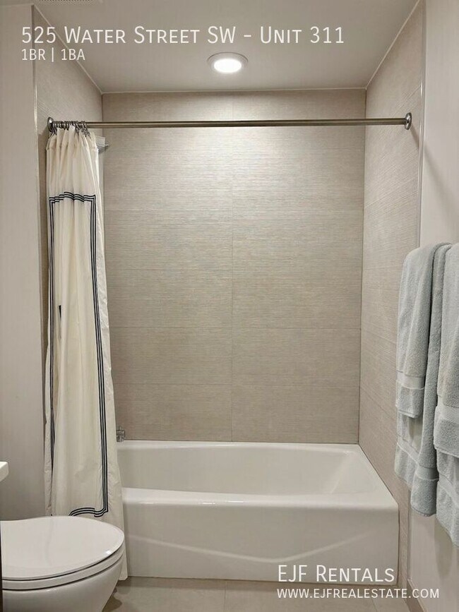 Photo - 525 Water St SW Unidad 311