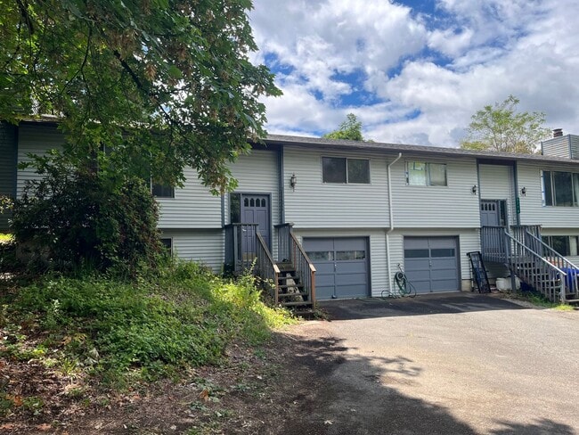 Building Photo - Updated Milwaukie Home - Huge Yard, Basement, and Garage Included!