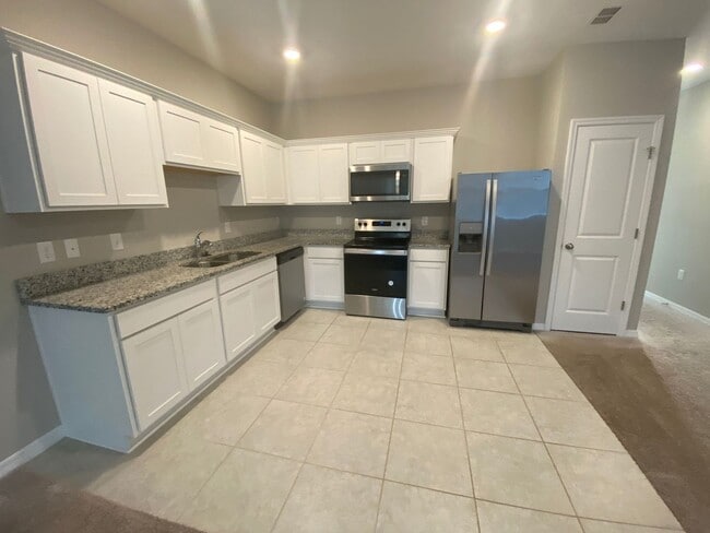 Photo - 3 Bedroom 2.5 Bath Townhouse in Davenport ...