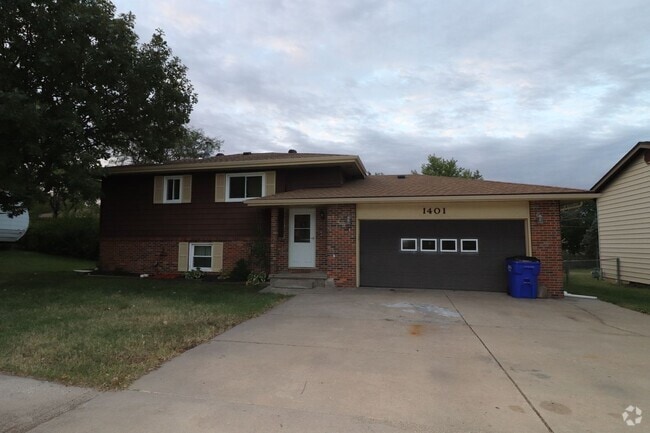 Building Photo - Spacious Home for Rent!