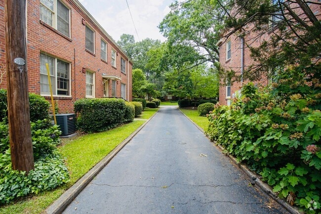 Building Photo - Renovated 1-Bedroom Condo in Heathwood Cou...
