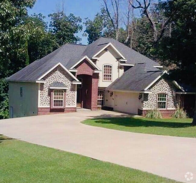 Building Photo - Beautiful 4 Bedroom 2 1/2 bath Great locat... Rental