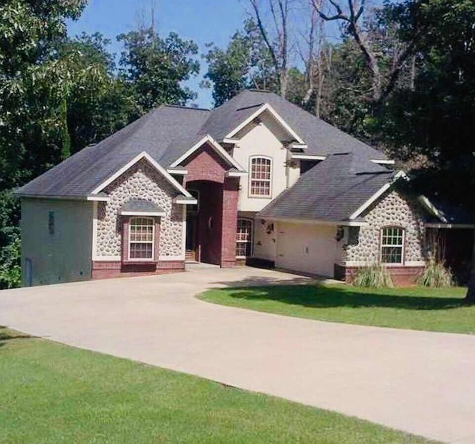 Beautiful 4 Bedroom 2 1/2 bath Great locat... - Beautiful 4 Bedroom 2 1/2 bath Great locat... House