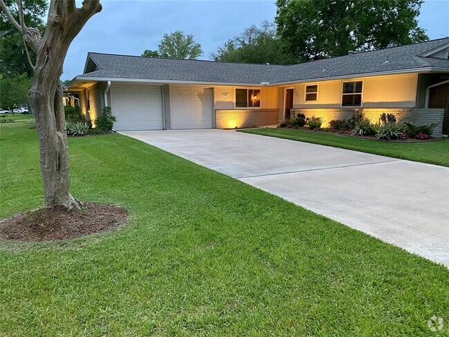 Building Photo - 1927 Huntress Ln Rental