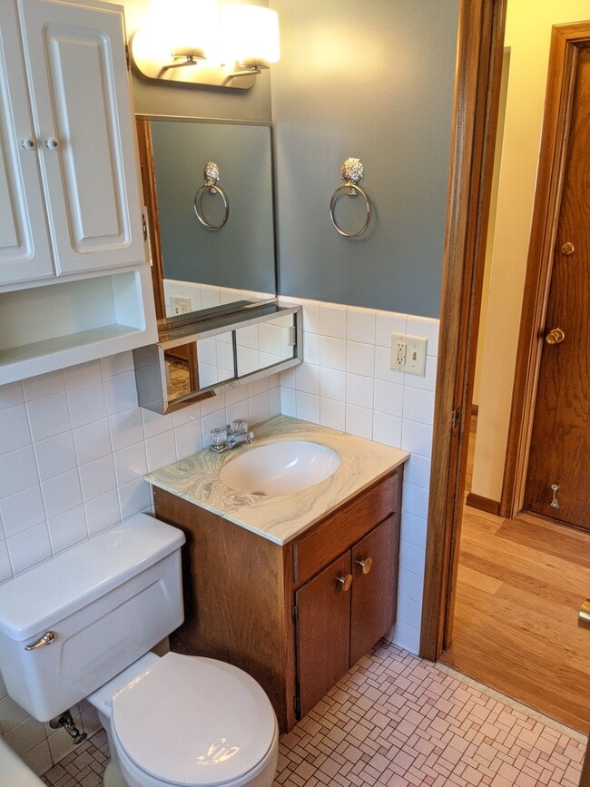 Bathroom sink - 1916 N 44th Ave Unidad # 2