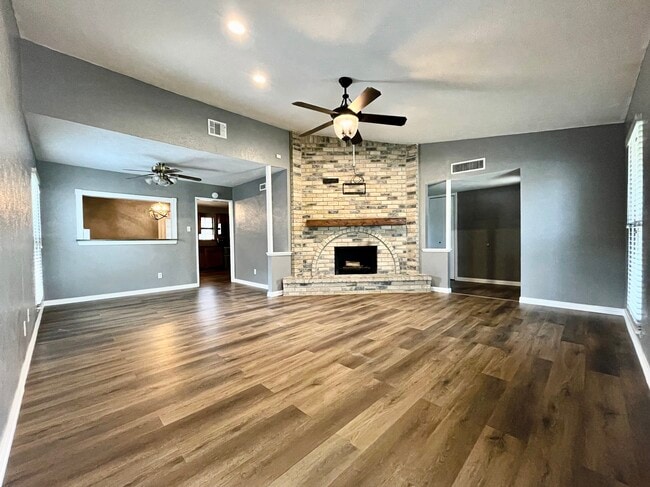 Hermosa chimenea en el centro de la casa. - 7450 Emory Oak Ln