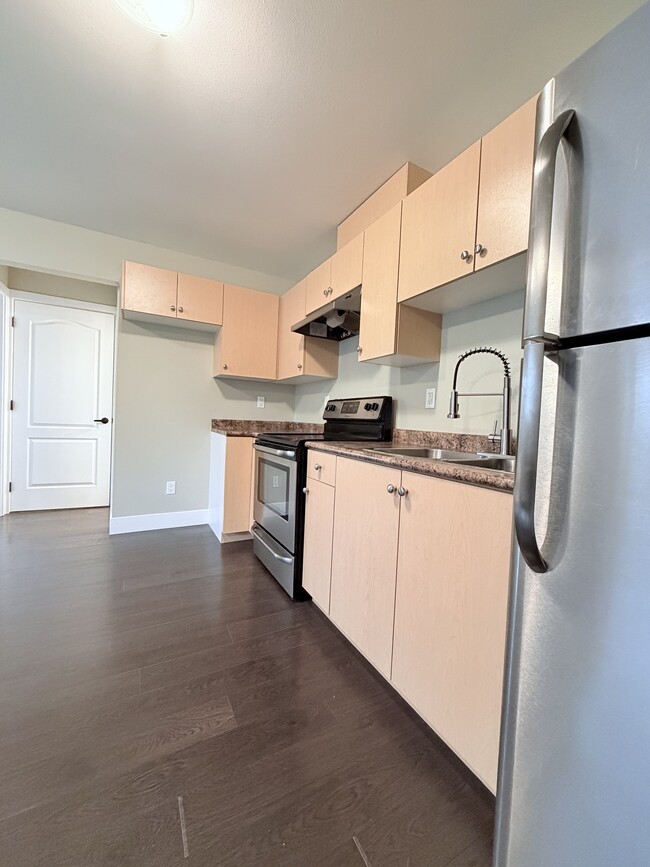 Photo - 14948-14960 60 Ave