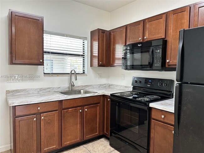 Building Photo - 1035 NE 10th Ave Unit 1