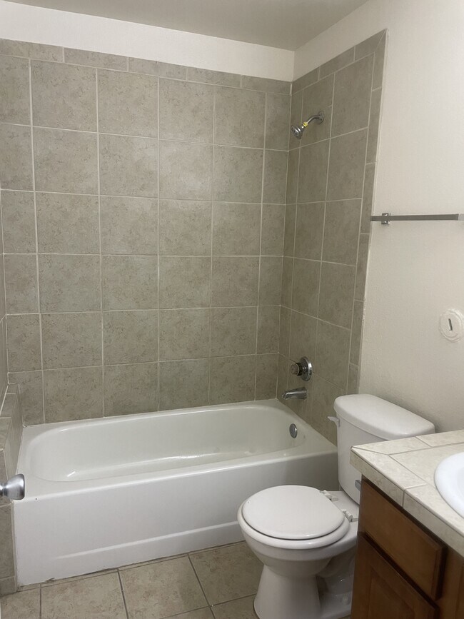 Photo - 1810 E Blacklidge Dr