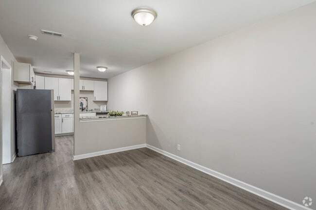 3BR, 1.5BA - 996SF - Living Room