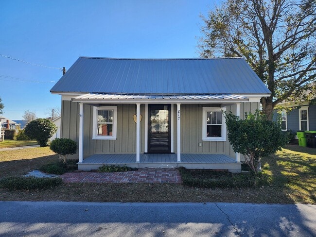 Building Photo - 1906 Edwin Kirkman Historic Home in Swansboro, NC