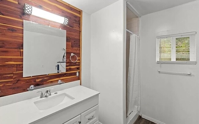 Photo - 358 W Quanah Rd