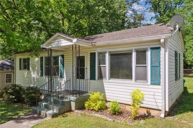 Photo - 1682 Bridgeport Dr NE