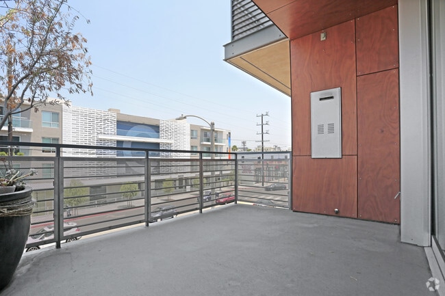 2BR, 2BA - 1202 SF