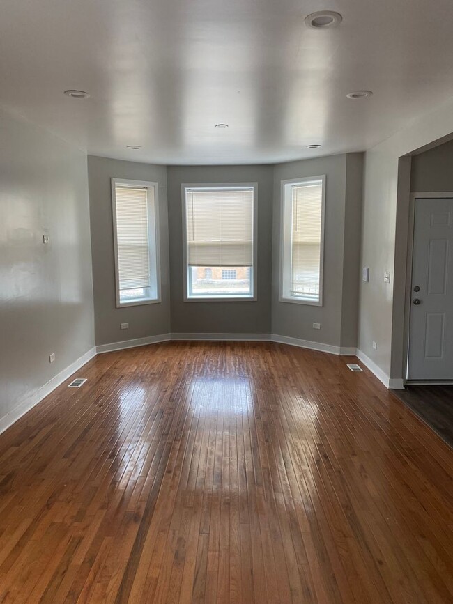 Building Photo - Spacious south side 5 bedroom beauty Unit 6402 S Eberhart - 1S Rental