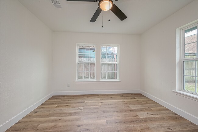 Photo - 4726 Pease St