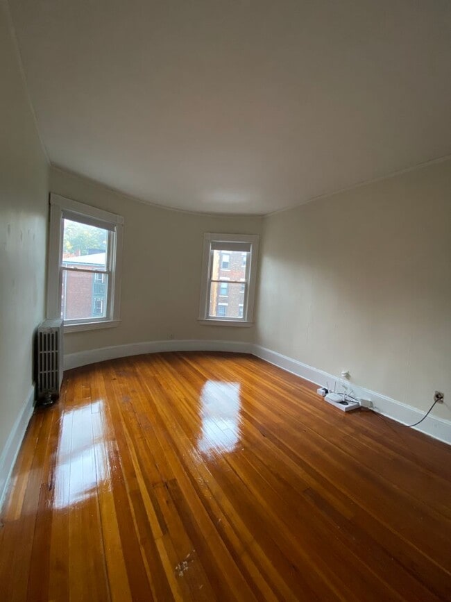 Photo - 1595 Beacon St
