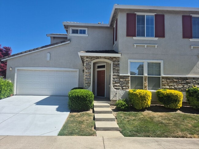 Building Photo - Adorable 3 bedroom 2.5 bath home with loft