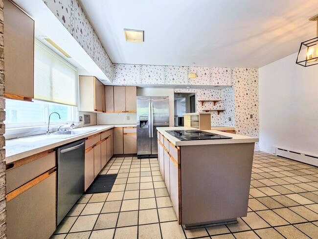 Photo - 571 Charles Ave