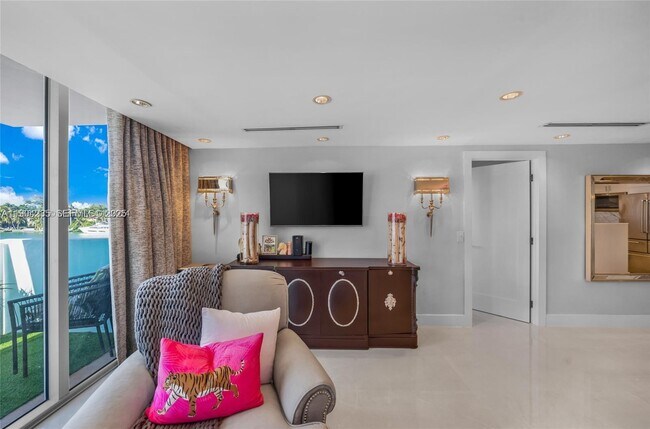 Photo - 5838 Collins Ave Unit 2F