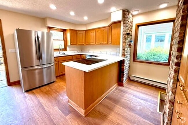Building Photo - Renovated House for Rent!